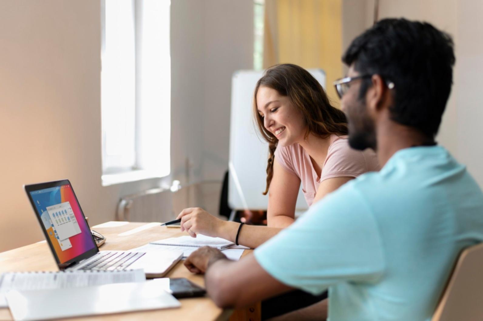 Equipo de valorysentha analizando datos empresariales en oficina moderna