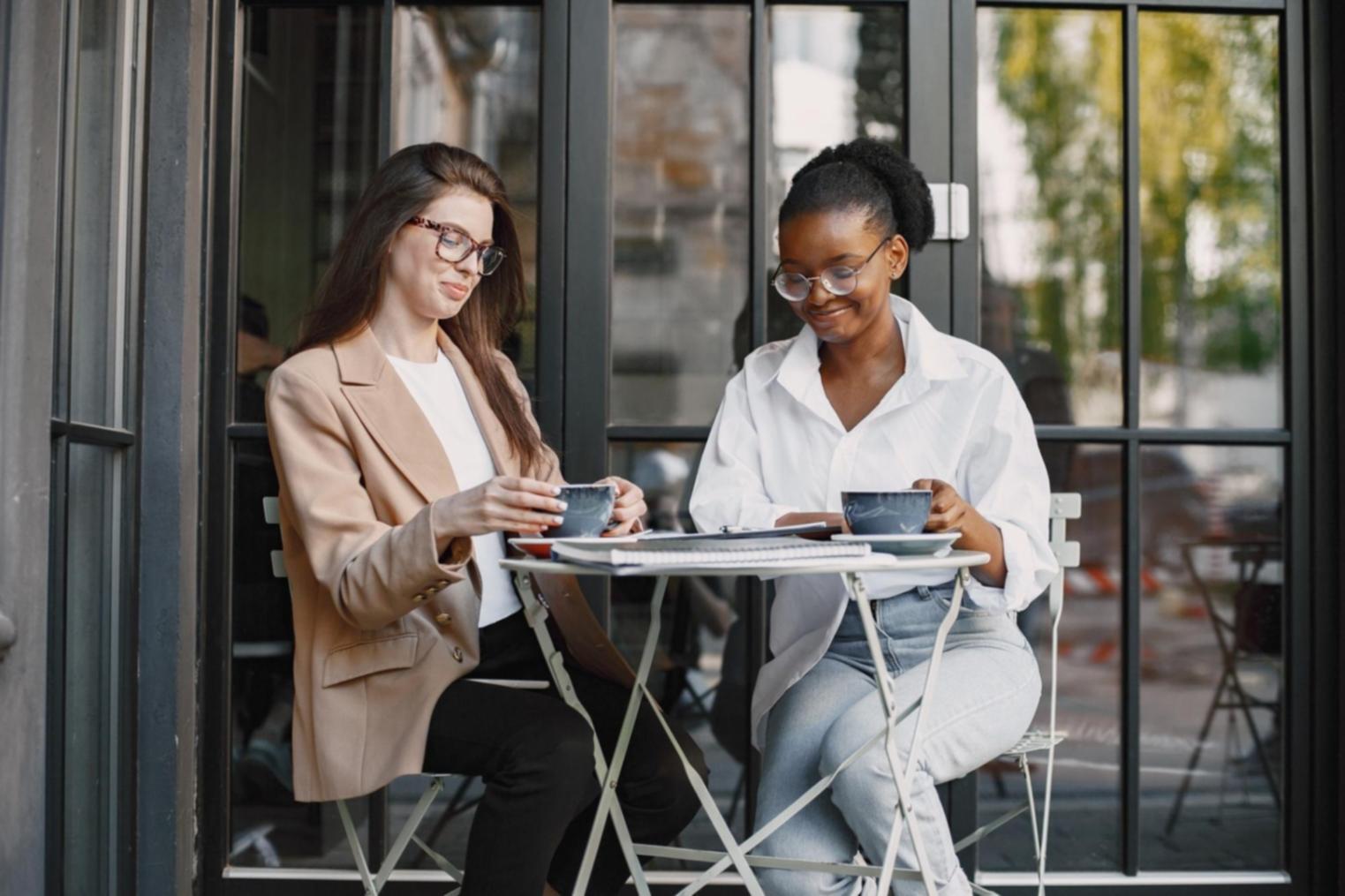 Profesional revisando análisis empresarial detallado