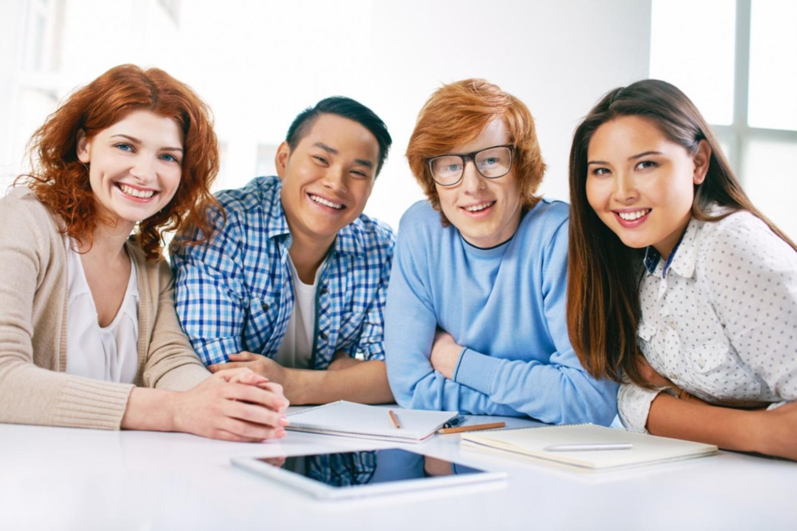 Equipo revisando informes financieros y gráficos de rendimiento