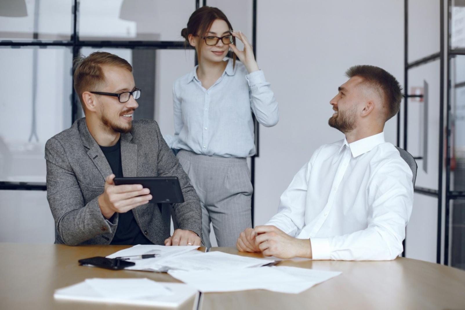 Oficina moderna con equipo de análisis financiero trabajando