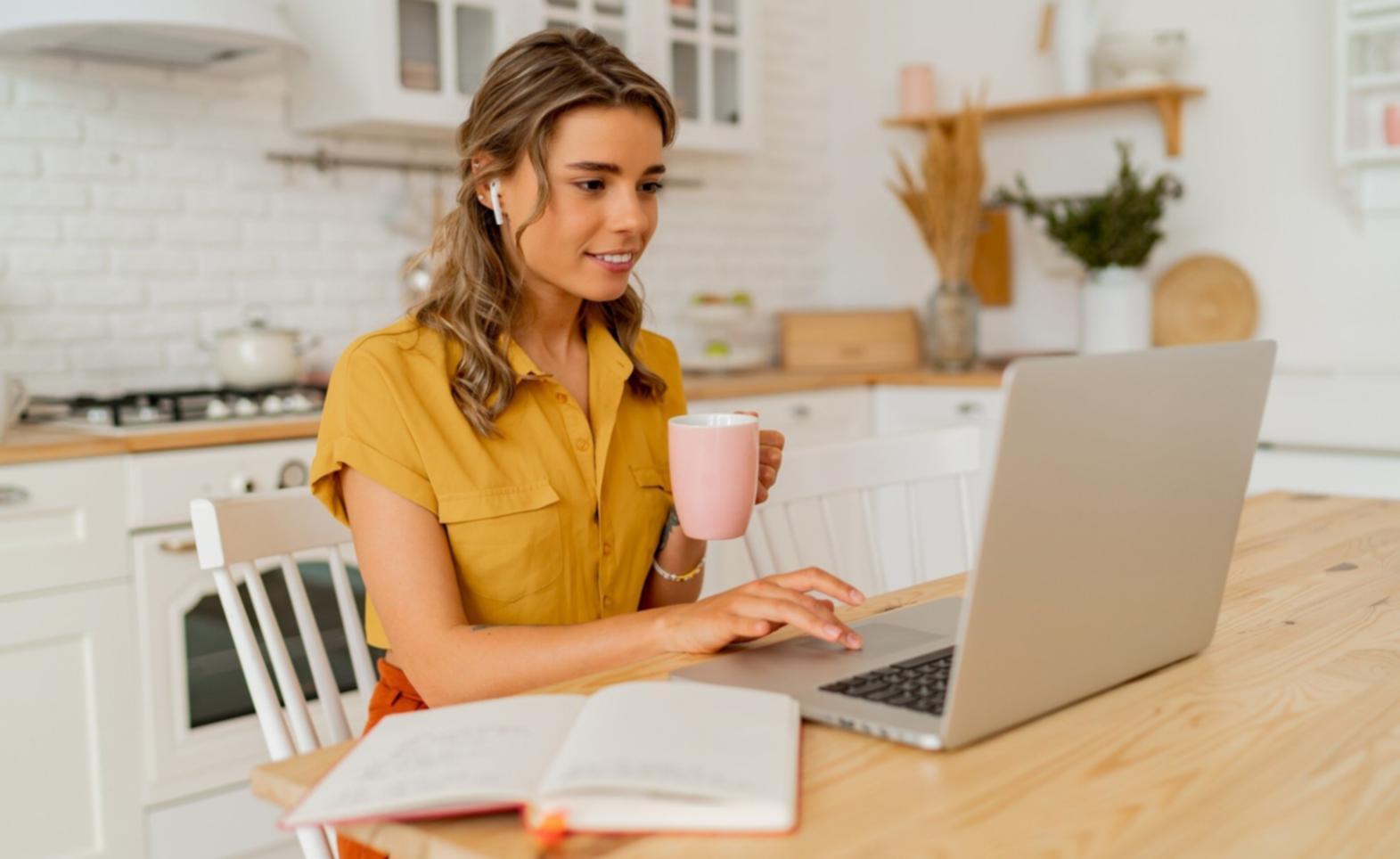 Profesionales trabajando en análisis financiero con ordenadores y documentos